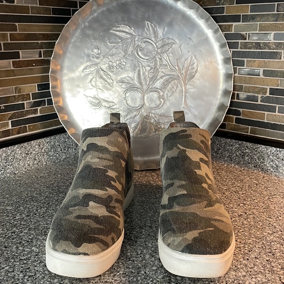 SODA Camo Wedge Sneakers size 9 - Picture 2 of 5